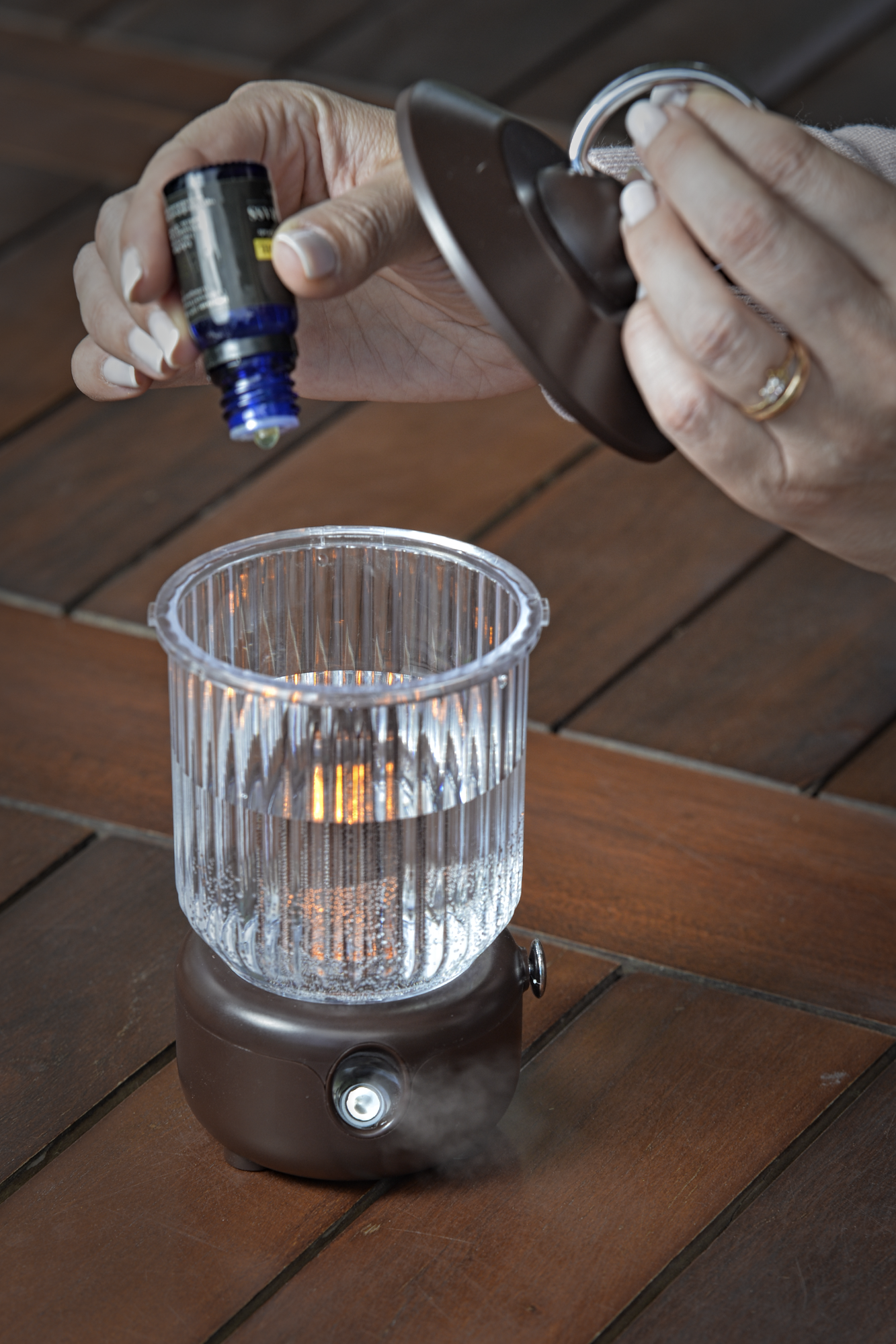 Farol Humidificador Difusor de Aromas Portátil – Incluye Aceite Esencial Repelente de Mosquitos | Luz LED Fría y Cálida | Aromaterapia Libre de BPA, Ideal para Camping y Exteriores
