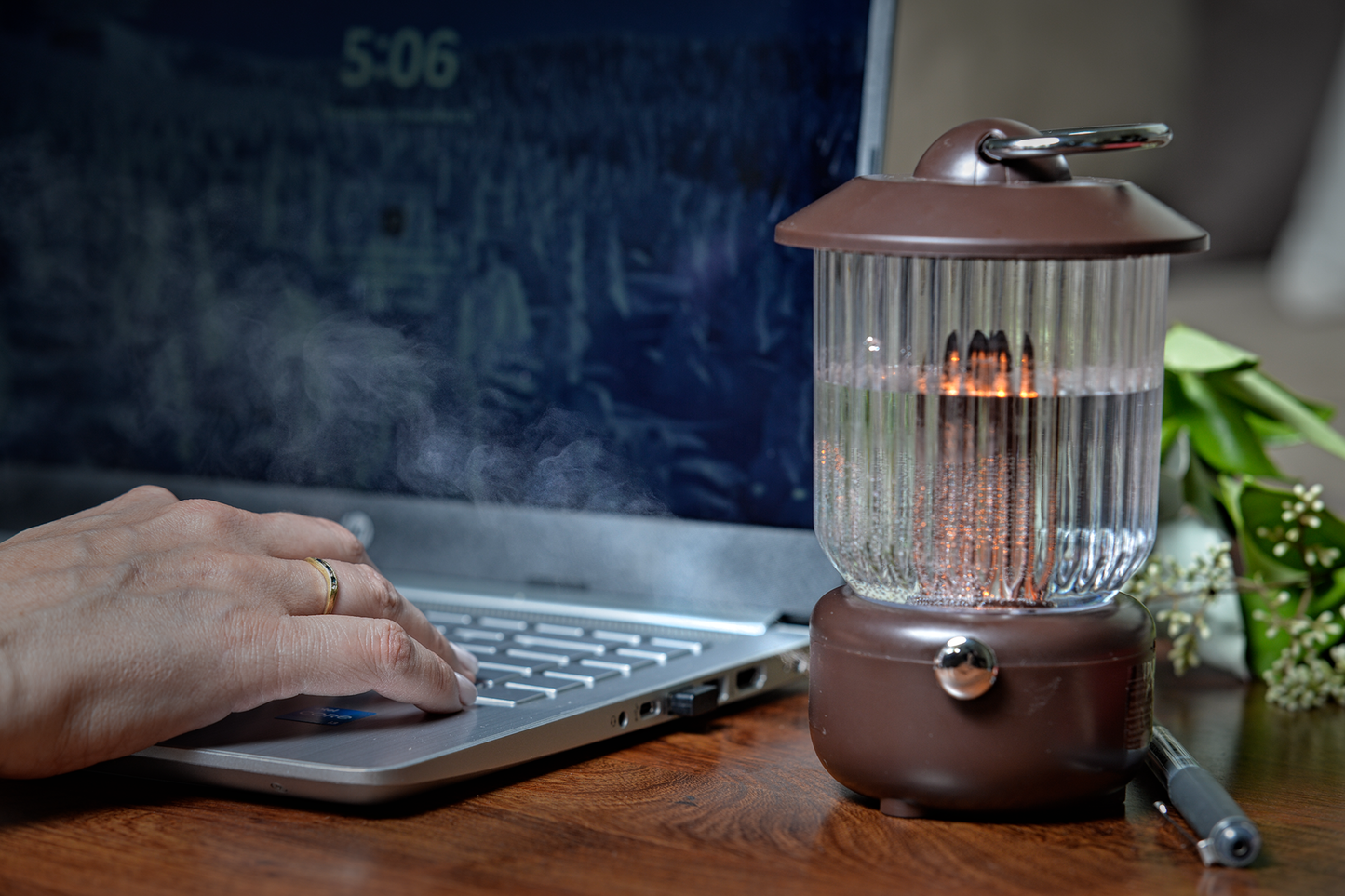 Farol Humidificador Difusor de Aromas Portátil – Incluye Aceite Esencial Repelente de Mosquitos | Luz LED Fría y Cálida | Aromaterapia Libre de BPA, Ideal para Camping y Exteriores