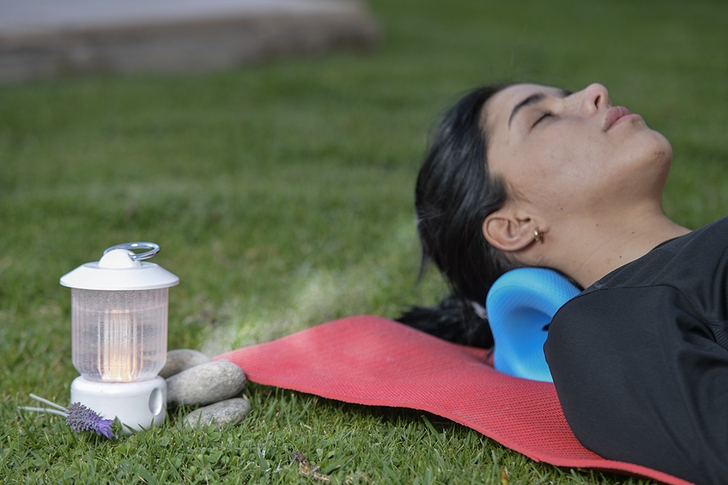 Farol Humidificador Difusor de Aromas Portátil – Incluye Aceite Esencial Repelente de Mosquitos | Luz LED Fría y Cálida | Aromaterapia Libre de BPA, Ideal para Camping y Exteriores