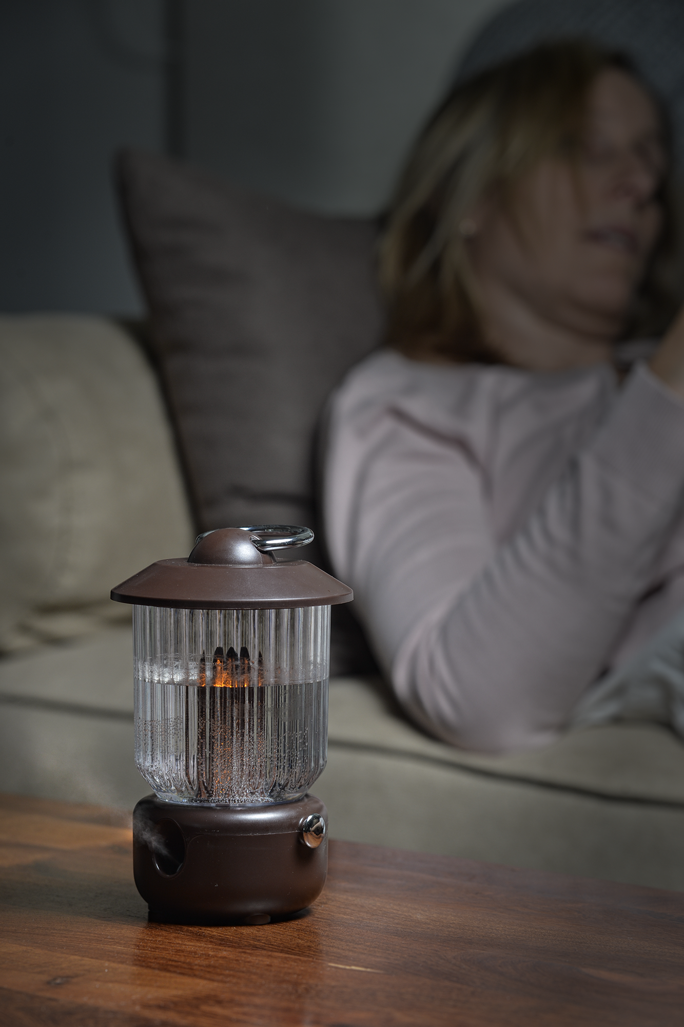 Farol Humidificador | Difusor de Aromas | Aromaterapia | Portátil | Lámpara Luz LED Fría y Cálida | Carga USB | Incluye Aceite Esencial Ahuyentador de Mosquitos | 260ml | Marrón