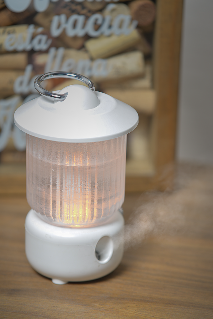 Farol Humidificador | Difusor de Aromas | Aromaterapia | Portátil | Lámpara Luz LED Fría y Cálida | Carga USB | Incluye Aceite Esencial Ahuyentador de Mosquitos | 260ml | Blanco