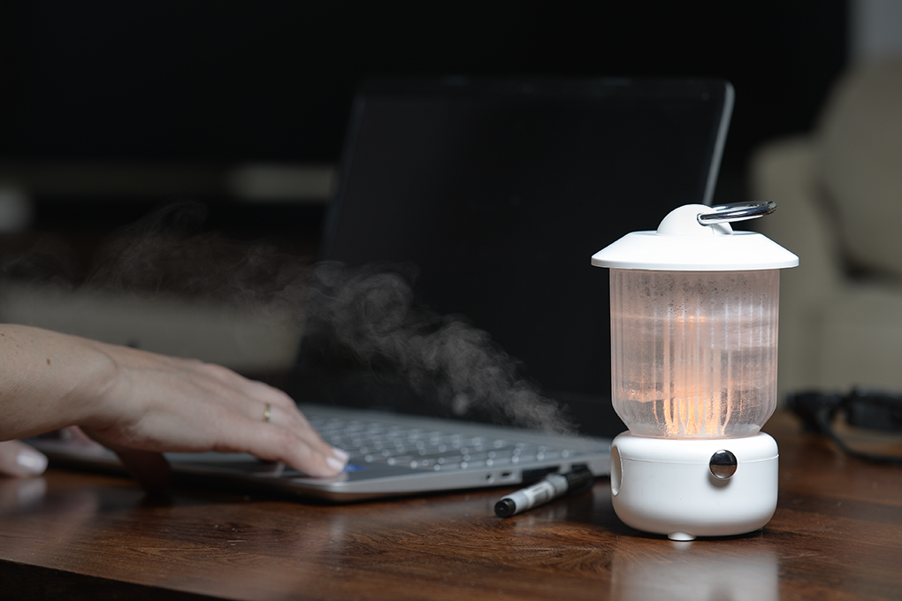 Farol Humidificador | Difusor de Aromas | Aromaterapia | Portátil | Lámpara Luz LED Fría y Cálida | Carga USB | Incluye Aceite Esencial Ahuyentador de Mosquitos | 260ml | Blanco